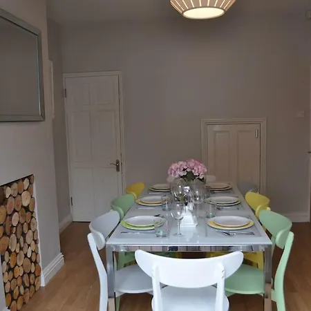 Fantastic Spacious House With Garden Holiday home Bristol