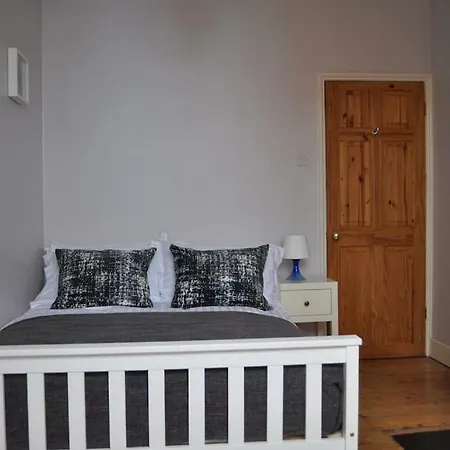 Nyaraló Fantastic Spacious House With Garden